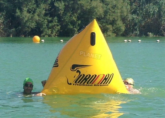 Φυλή 1.2m Triathlon κίτρινος σημαντήρας δεικτών τριγώνων διογκώσιμος με το λογότυπο